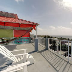 Charming apartment with ocean views from the rooftop, free WiFi & partial AC