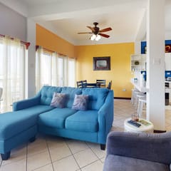 Fabulous condo w lagoon view, WiFi, central AC, shared pool & central location