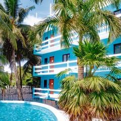Cozy Suite for Two with WiFi, AC, Shared Pool, Grill & Sunsets from the Rooftop