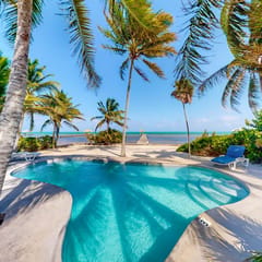 Stunning Ocean Views, Pool, Partial AC, Strong WiFi, & Oceanfront Location