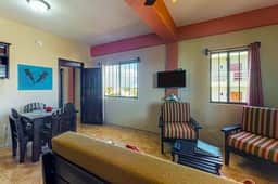 Apartment steps from the beach w amazing rooftop view - walk to town