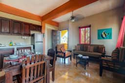 Inviting apartment w WiFi & partial AC - steps from the ocean, walk everywhere