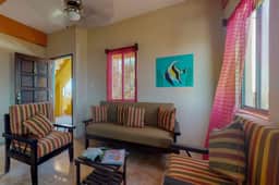Inviting apartment w WiFi & partial AC - steps from the ocean, walk everywhere