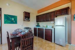 Inviting apartment w WiFi & partial AC - steps from the ocean, walk everywhere