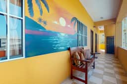 Inviting apartment w WiFi & partial AC - steps from the ocean, walk everywhere