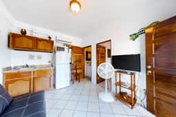 Cozy Suite w WiFi, AC, Shared Sundeck, & Pool - Rooftop with Great Views