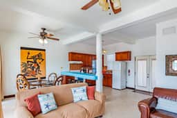Beautiful condo w WiFi, central AC, shared pool & central location