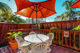 Perfectly located apartment w WiFi, AC, shared garden & pool - steps to seashore
