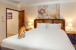 Perfectly located apartment w WiFi, AC, shared garden & pool - steps to seashore