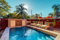 Perfectly located apartment w WiFi, AC, shared garden & pool - steps to seashore
