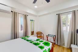 Charming island cabana with central AC, bikes & picnic area near beach