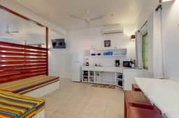 Tropical studio with partial AC & WiFi - 5 minutes to water taxis and the beach