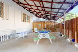 Tropical studio with partial AC & WiFi - 5 minutes to water taxis and the beach