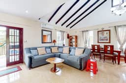 Serene villa with a large deck, gorgeous view, full kitchen, & washer dryer
