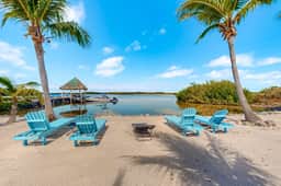 2BR Suite with spectacular veranda views, pool, WiFi and kitchen