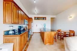2BR Suite with spectacular veranda views, pool, WiFi and kitchen
