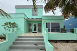 Escape to Paradise - Beautiful Lakeside Villa with pool access and WiFi