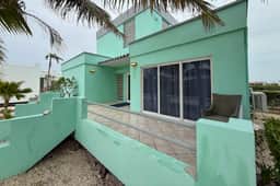 Escape to Paradise - Beautiful Lakeside Villa with pool access and WiFi
