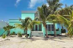 Escape to Paradise - Beautiful Lakeside Villa with pool access and WiFi