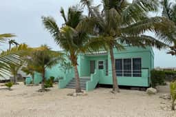 Escape to Paradise - Beautiful Lakeside Villa with pool access and WiFi