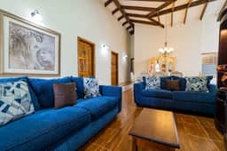 Tranquil single-level retreat with lush patio, hammock, & high-speed WiFi
