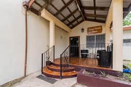 Tranquil single-level retreat with lush patio, hammock, & high-speed WiFi