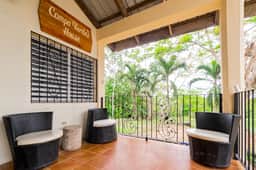 Tranquil single-level retreat with lush patio, hammock, & high-speed WiFi