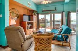 Fantastic lagoon-front condo W free WiFi, full kitchen, dock, & great location