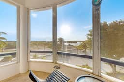 2 Bedroom family-friendly retreat with fully-equipped kitchen, WiFi & central AC
