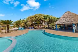 2 Bedroom family-friendly retreat with fully-equipped kitchen, WiFi & central AC