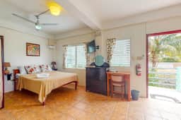 Cheerful, hotel-style studio w WiFi, picnic table, partial AC & bikes to use