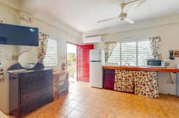 Cheerful, hotel-style studio w WiFi, picnic table, partial AC & bikes to use