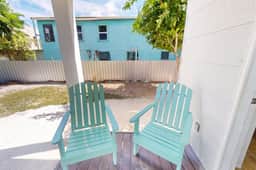 Cozy island cabana with central AC, bikes, BBQ area & walk-to-beach access