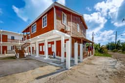 Charming island apartment with patio, full kitchen & fast WiFi near the beach