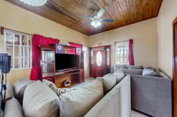 Charming island apartment with patio, full kitchen & fast WiFi near the beach