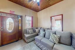 Charming island apartment with patio, full kitchen & fast WiFi near the beach