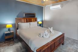Beachfront suite with reef views - pool, bikes, canoes, dock, and grill access