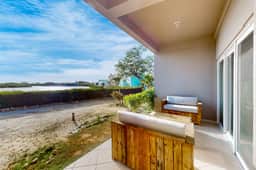 Charming lakefront apartment with stunning views of the lake