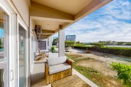Charming lakefront apartment with stunning views of the lake