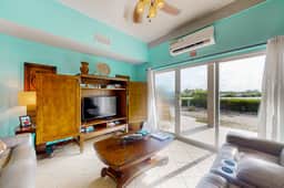 Charming lakefront apartment with stunning views of the lake