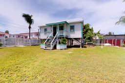 Colorful studio cabana with WiFi, partial AC, yard & picnic area - walk to town