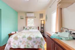 Colorful studio cabana with WiFi, partial AC, yard & picnic area - walk to town