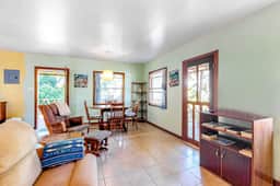 Charming guesthouse with balcony, hammock, WiFi & partial AC - walk to the beach