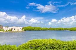 Lagoon-front suite w shared pool, ocean view, WiFi & central AC - near beaches