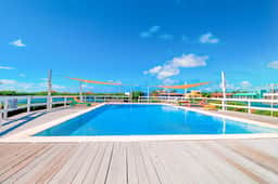 Lagoon-front suite w shared pool, ocean view, WiFi & central AC - near beaches