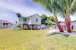 Cozy studio cabana with WiFi, partial AC, deck, yard, kitchenette & grill