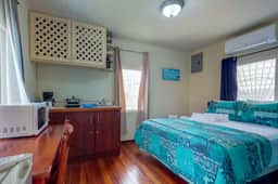Cozy studio cabana with WiFi, partial AC, deck, yard, kitchenette & grill