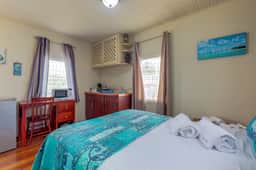 Cozy studio cabana with WiFi, partial AC, deck, yard, kitchenette & grill