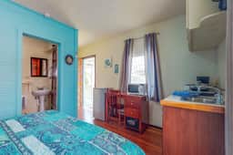 Cozy studio cabana with WiFi, partial AC, deck, yard, kitchenette & grill