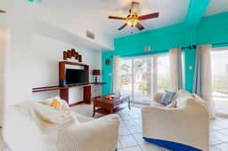 Lagoon front apartment w shared pool - two minutes from the beach